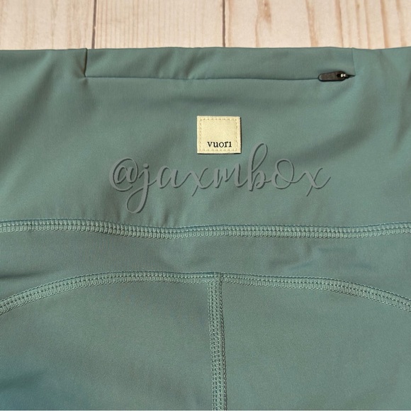 NWT Vuori Stride Legging Iron Size Medium - Picture 4 of 11